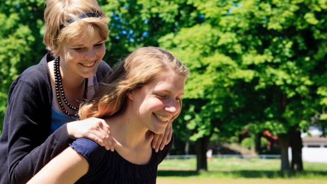 Kira Daldrop und Katharina Reidick spielen am Rande eines Selbstversorgerseminars Hoppe-Hoppe-Reiter. (Foto: SMMP/Beer)