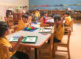 Die Kinder arbeiten mit den Montessori-Materialien. (Foto: Jasper Kurth)