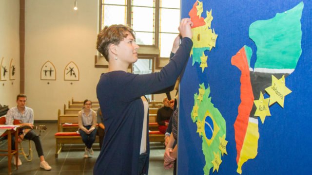 In Bolivien, Brasilien und Mosambik sind derzeit noch zehn  Missionarinnen und Missionare auf Zeit im Einsatz (hier ein Foto von der  Aussendungsfeier im Juli 2019 im Bergkloster Heiligenstadt). Jetzt  kommen sie wohl alle vorzeitig nach Deutschland zurück. Foto: SMMP/Ulrich Bock