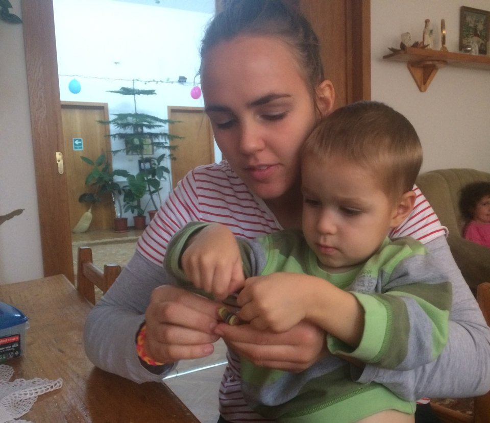 Franziska beim Basteln mit einem kleinen Jungen in Rumänien