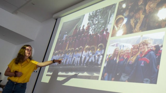 Vivien Gerick berichtet beim Rückkehrerseminar im Bergkloster Bestwig über ihren Einsatz in der Aldea Cristo Rey in Cochabamba/Bolivien. Foto: SMMP/Ulrich Bock