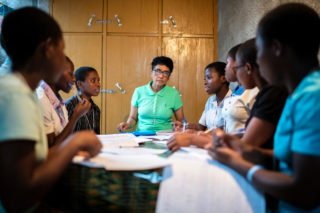 Junge Postulantinnen und Novizinnen beten und studieren mit Schwester Conceicao, Niederlassung der Schwestern in Nampula, Mosambik. (Foto: Florian Kopp)