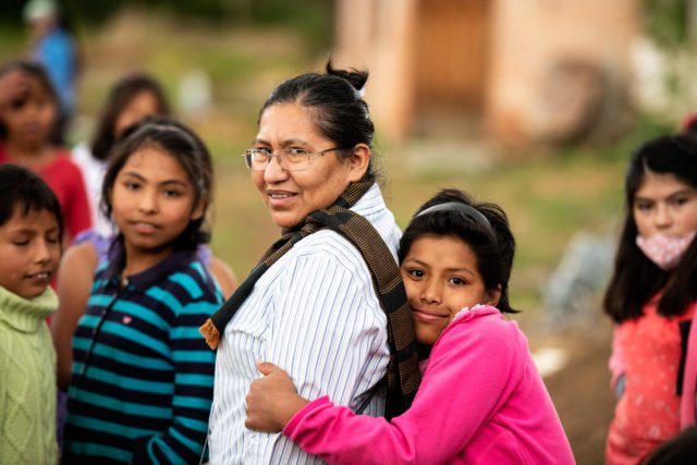 Sr. Miriam Machuca, umringt von Kindern, Kinderheim „La Providencia“ der Schwestern der Heiligen Maria Magdalena Postel, Stadtteil Cuatro Esquinas, Cochabamba, Bolivien. (Foto: Florian Kopp)