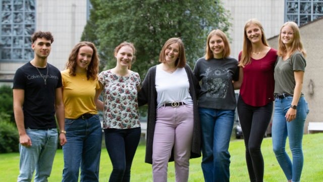 Freuen sich auf Ihren Auslandseinsatz als Missionarinnen und Missionar auf Zeit (v.l.n.r.): Carlos Gonzalez Grote, Charlotte Freyer, Eva Sadura, Aenna Geilen, Anna Ecker, Nele Düser und Nina Kettler. Foto: SMMP/Ulrich Bock