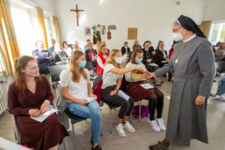 Symbolisch überreicht Schwester Laetitia Müller ein Schlüsselband - damit die MaZ während ihres Einsatzes den Schlüssel zu den Herzen der Menschen finden. Foto: SMMP/Ulrich Bock