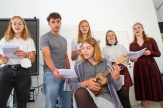 Passend zu ihrer bevorstehenden "Planetenreise" singen die MaZ: "Da berühren sich Himmel und Erde". Anne Ecker spielt due Ukulele. Foto: SMMP/Ulrich Bock