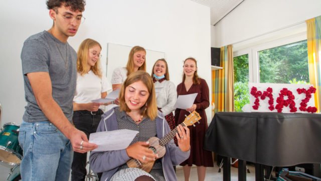 Bei der Aussendungsfeier singen die Missionarinnen und Missionare auf Zeit: "Und bis wir uns wiedersehen halte Gott Dich fest in seiner Hand." Foto: SMMP/Ulrich Bock