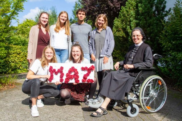 Die sieben Missionarinnen und Missionare auf Zeit mit Schwester Maria Thoma Dikow. Stehend (v.l.): Eva Sadura, Nele Düser, Carlos Gonzalez Grote, Anna Ecker, kniend (v.l.): Nina Kettler und Aenna Geilen. Es fehlt Charlotte Freyer. Foto: SMMP/Ulrich Bock