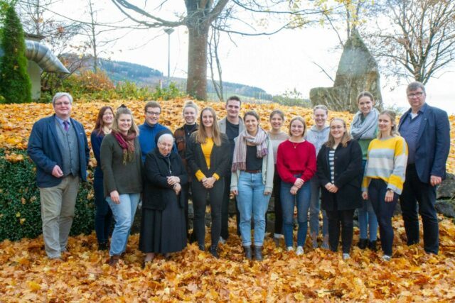 Die Mitglieder des Vereins Brückenschlag bei ihrer Versammlung mit der Leiterin des MaZ-Teams, Sr. Maria Dolores Bilo, Winfried Meilwes von der Missionszentrale (r.) und Stefan Burk, Geschäftsführer der SMMP Holding gGmbH (l.). Foto: SMMP/Ulrich Bock