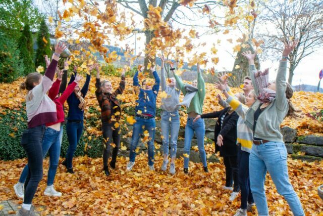 Brückenschlag im Herbstlaub: Bei der Jahrestagung herrschte gute Stimmung. Foto: SMMP/Urich Bock