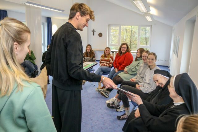 Thorben Prünte überreicht Sr. Maria Dolores Bilo die Ehrenurkunde und ein Fotoalbum mit vielen persönölichen Erinnerungen und Wünschen. Foto: SMMP/Ulrich Bock