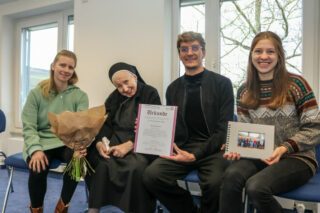 Bedanken sich bei Sr. Maria Dolores (v.l.): Viktoria Lehmann, Thorben Prünte und Hannah Politowski. Foto: SMMP/Ulrich Bock