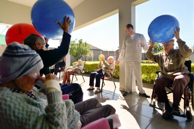 Gymnastik am Nachmittag im Altenpflegeheim Recanto Placida. Foto: Florian Kopp