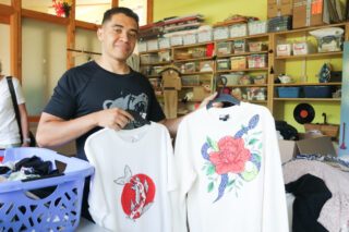 Unter anderem bemalt Anderson Aparecido de Lemos im Kreativbereich der Raphael-Werkstätten auch T-Shirts. Foto: SMMP/Ulrich Bock