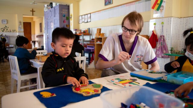 Mai 2024: Der Freiwillige Rasmus Thomas arbeitet im Montessorikindergarten Casa de Ninos in Cochabamba, Bolivien. Foto: SMMP/Florian Kopp