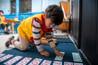 "Hilf mir, es selbst zu tun", lautet das Motto Maria Montessoris. So beschäftigen sie sich schon vor der Schule selbstbestimmt mit dem Alphabet und den Zahlen. Foto: SMMP/Florian Kopp 