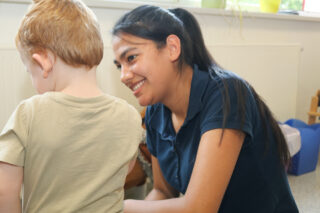 Nataly Vargas Medina spielt mit den Vorschulkindern. Foto: SMMP/Ulrich Bock