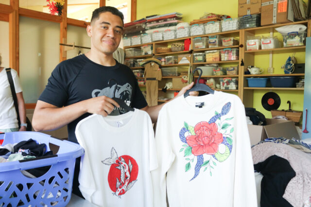 Anderson Aparecido de Lemos war im Kreativbereich der Raphael-Werkstätten eingesetzt. Unter anderem bemalte er dort T-Shirts. Foto: SMMP/Ulrich Bock