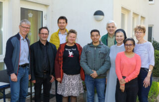 Orfy Tapia Vargas (2.v.r.) und Anderson Aperecido de Lemos (m.) absolvierten ihren Freiwilligendienst bei der Raphael Gesellschaft. Geschäftsführer Benno Pickel (3.v.l.), die Anleiter Matthias Werner und Andrea Künne (2. und 4.v.l.) sowie der Leiter des Raphaelheims, Wolfgang Pingel (4.v.r.) freuen sich mit der pädagogischen Leiterin Sr. Theresita Maria Müller (3.v.r.) und dem Leiter der Missionszentrale der Ordensgemeinschaft, Ulrich Bock (l.). Foto: privat