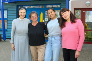 Nataly Vargas Medina (3.v.l.) verbrachte ihren Freiwlligendienst im katholischen Kindergarten St. Gerhard. Darüber freuen sich Kindergartenleiterin Kerstin Durstewitz (2.v.l.), Anleiterin Olga Schütz und die pädagogische Begleiterin Sr. Theresita Maria Müller. Foto: SMMP/Ulrich Bock