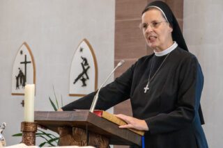 Generaloberin Schwester Maria Thoma Dikow freut sich über die Bereitschaft der sieben jungen Männer und Frauen, den Auslandseinsatz anzutreten. Foto: SMMP/Ulrich Bock