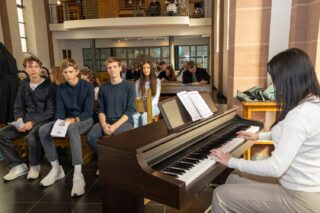 Während die Familien und Ordensschwestern Wünsche für die neuen MaZ aufschreiben, spielt Joanne Maurer ein Instrumentalstück am Klavier. Foto: SMMP/Ulrich Bock
