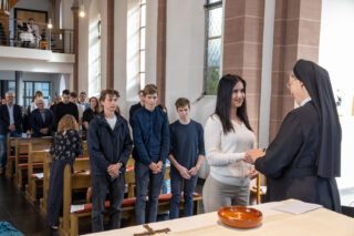 Schwester Maria Thoma sendet die jungen "Mitlebenden auf Zeit" aus. Foto: SMMP/Ulrich Bock