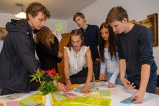 Die Freiwilligen lesen die Wünsche während der anschließenden Begegnung bei Kaffee und Kuchen und teilen sie auf. Foto: SMMP/Ulrich Bock