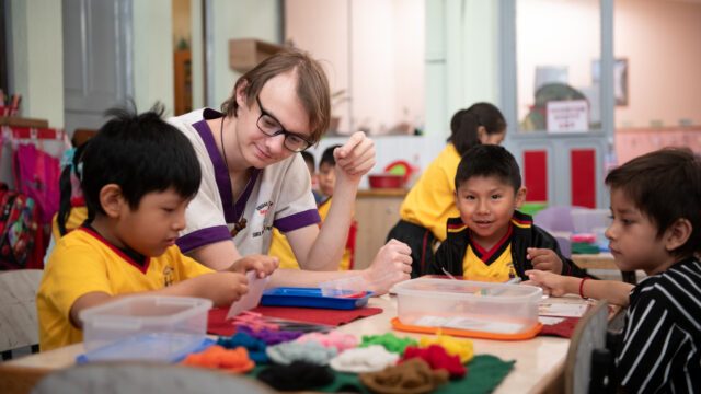 Ein Freiwilligendienst-Leistender 2024 im Kinderhaus Casa de niños in Cochabamba/Bolivien. Foto: SMMP/Florian Kopp