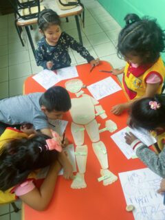 Hier beschäftigen sich die Kinder mit der Anatomie des Menschen. Foto: Ida Steinbrück