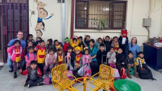 Henry Opitz (l.) mit den älteren Kindern in der Casa de ninos. Foto: Ida Steinbrück