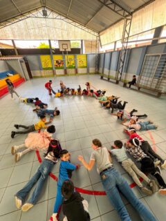 Ein beliebtes Spiel in dem Montessori-Kinderhaus ist das  "Möhren ziehen". Foto: Ida Steinbrück