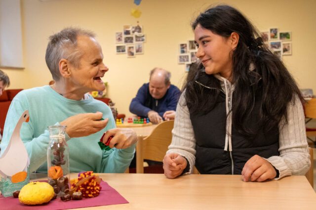 Die Freiwilligendienst-Leistende Scarleth Limon Moscoso spricht mit einem Bewohner des Raphaelheims. Foto: SMMP/Ulrich Bock