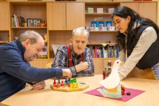 Spielerunde im Raphaelsheim: Die Freiwilligendienst-Leistende Scarleth Limon Moscoso ist mittendrin. Foto: SMMP/Ulrich Bock