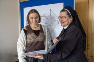 Generalökonomin Schwester Julia Maria Handke übergibt Carla Cedra das Zertifikat. Foto: SMMP/Ulrich Bock