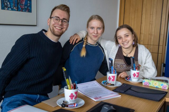 Blicken dankbar für die Erfahrungen in ihrem Jahr als "Mitlebende auf Zeit" zurück: Carla Cedra, Ida Steinbrück un Henry Opitz (v.r.). Foto: SMMP/Ulrich Bock