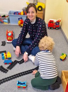 Leticia Thais Fernandes spielt mit den Zweijährigen im St. Gerhard-Kindergarten. Foto: St. Gerhard-Kindergarten
