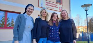 Leticia Thais Fernandes vor dem St. Gerhard-Kindergarten mit Leiterin Manuela Dölle, Anleiterin Janett Laurent und der pädagogischen Leiterin des MaZ-Teams, Schwester Theresita Maria Müller. Foto: SMMP/Ulrich Bock