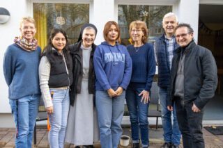 Scarleth Limon Moscoso (2.v.l.) und María Grace Soto Arce (4.v.l.)  mit Anleiterin Susann Ständer, Schwester Theresita Maria Müller vom MaZ-Team, Anleiterin Andrea Künne, dem Leiter des Raphaelheims, Wolfgang Pingel, und Werkstattleiter Matthias Werner. Foto: SMMP/Ulrich Bock