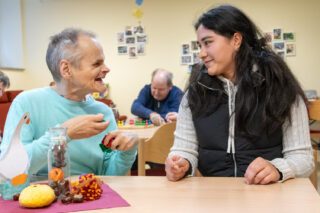 Die Freiwilligendienst-Leistende Scarleth Limon Moscoso spricht mit einem Bewohner des Raphaelheims. Foto: SMMP/Ulrich Bock
