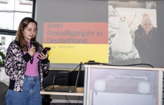 Leticia Thais Fernandes beginnt ihre Präsentation mit einem Foto, das sie neben ihrem ersten Schneemann zeigt. Foto: SMMP/Ulrich Bock