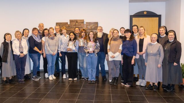 Auf dem Gruppenbild zum Abschluss sind die drei Freiwilligen von den Kolleginnen und Kollegen an ihren Einsatzstellen, der Generalleitung der Ordensgemeinschaft,  ihren Wohnungsgeber/innen und dem MaZ-Team umringt. Foto: SMMP/Ulrich Bock