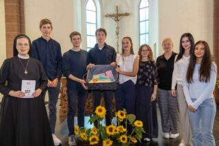 Im September 2025 sandten Sr. Maria Thoma Dikow (l.)und die pädagogische Leiterin Birgit Bagaric (3.v.r.) die "Mitlebenden auf Zeit" aus: Dominik Zumsande, Tobias Lafner, Leonhard Braun, Lucie Krengel, Finya Kuhl, Joanne Maurer und Helena Kürschner (v.l.). Foto: SMMP/Ulrich Bock