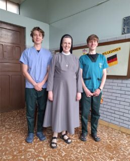 Leonhard Braun (l.) und Tobias Lafner (r.) bekamen im Februar auch Besuch von Generaloberin Sr. Maria Thoma Dikow. Sie war zur Visitation der Schwesternkonvente in Bolivien. Foto: SMMP/Sr. Theresia Lehmeier