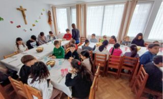 Mittagessen im Tageszentrum von Schineni. Foto: Dominik Zumsande