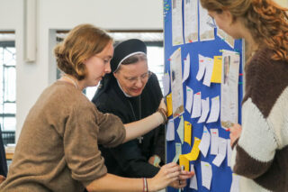 Die guten Wünsche werden vorne an der Pinnwand gesammelt. Foto: SMMP/Ulrich Bock