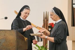 Schwester Maria Thoma Dikow segnet die Handschmeichler-Kreuze, die sie jedem MaZ bei der Aussendung auf den Weg gibt. Foto:SMMP/Ulrich Bock