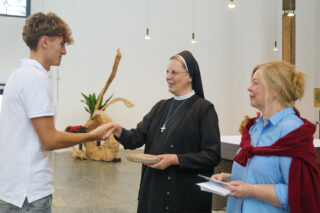 Schwester Maria Thoma und Birgit Bagaric wünschen Adrian Löser bei ihrer Aussendung alles Gute. Foto: SMMP/Ulrich Bock