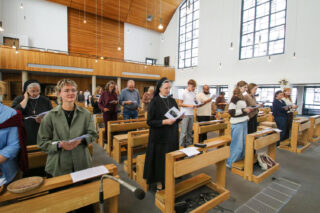 An dem Gottesdienst nahmen nahmen neben den MaZ und dem MaZ-Team auch Familienangehörige und Schwestern teil. Foto: SMMP/Ulrich Bock