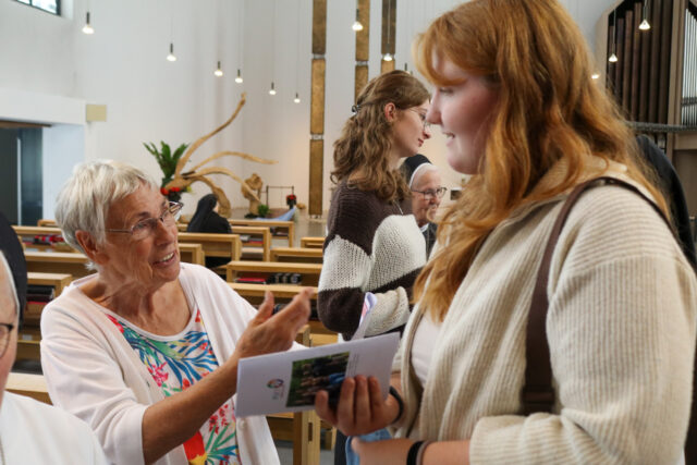 Diese Dame befragt Clara Bröcking zu ihrem Einsatz. Foto: SMMP/Ulrich Bock